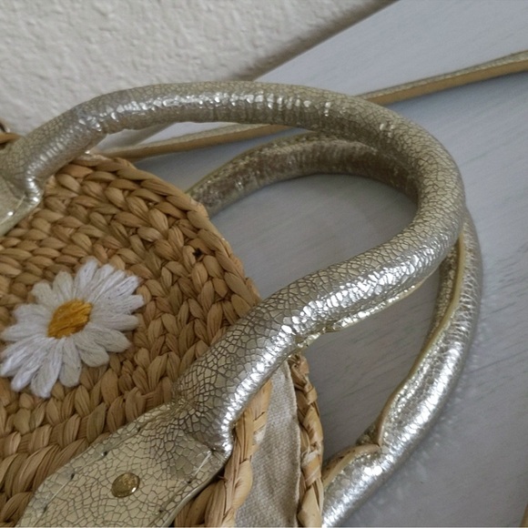 POOLSIDE The Maxine Embroidered Daisy Woven Purse - Picture 13 of 15
